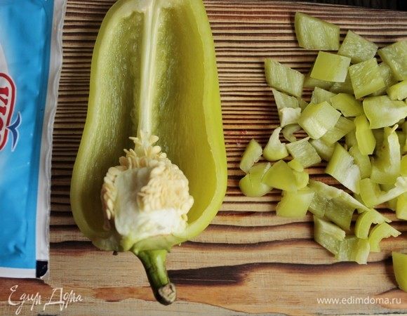 Болгарский перец нарезать кубиками.