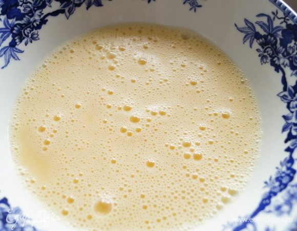 Яйца разбить в чашу и слегка взбить.