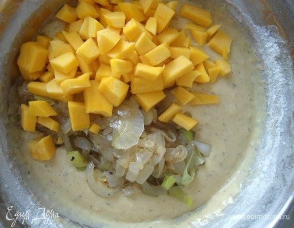 Добавить остывший лук и тыкву. Перемешать.