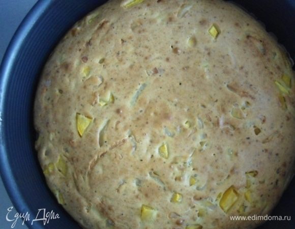 Форму смазать маслом, можно выстелить бумагой. Запекать пирог в разогретой до 220°С духовке 30 минут. Готовность проверить на сухую палочку.