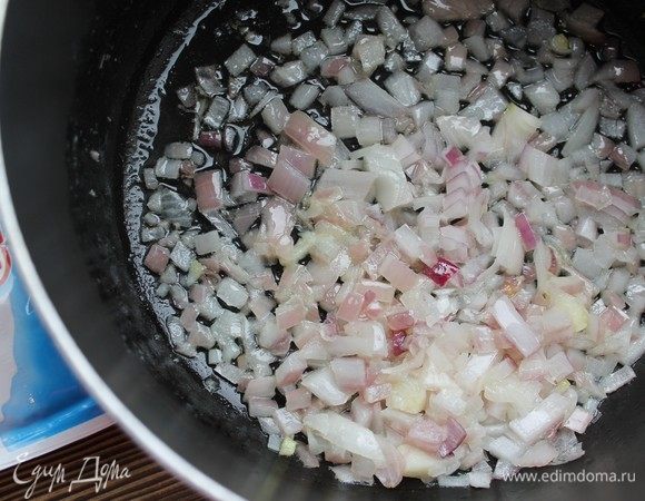 Добавить лук и готовить до прозрачности.