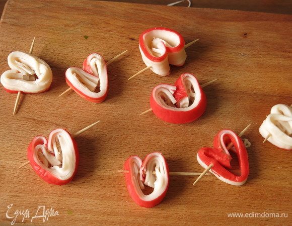 Сворачиваем палочки сердечками, скалываем зубочисткой. 
