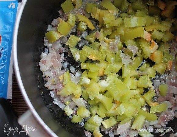 Затем добавить перец и пассировать до полуготовности.