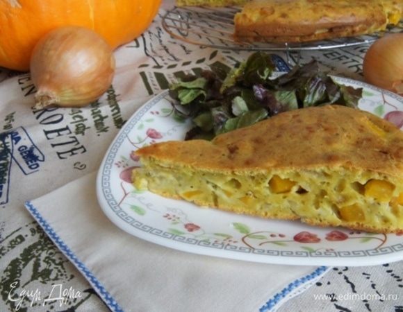 Готовый пирог остудить, нарезать и подавать к супу или как закуску, с листьями салата, сбрызнутыми оливковым маслом.