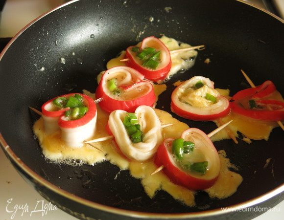 Кладем на сковородку с небольшим количеством масла, наливаем ложкой омлет внутрь сердечек.
