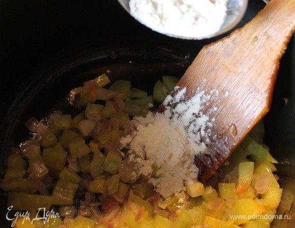 Высыпаем тонкой струйкой муку, при постоянном помешивании, после этого добавляем медленно, при постоянном помешивании 1 стакан воды. Вымешиваем до однородной массы.