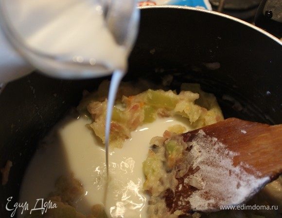 Добавляем 2 стакана молока, также, при постоянном помешивании.