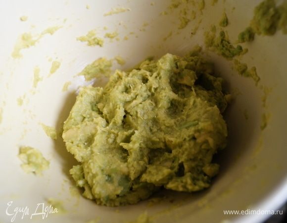 Почистить, порезать и измельчить в пюре авокадо.