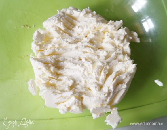 Творожный сыр выложить в чашу и размять вилкой.