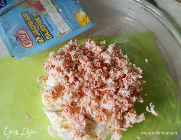 Добавить к сыру крабовые палочки и хорошо перемешать, чтобы оба продукта соединились друг с другом.