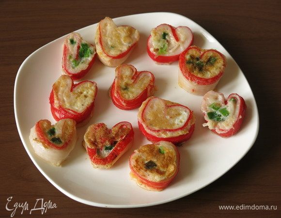 Снимаем, срезаем лишнее, вынимаем зубочистки. Как вариант, чтобы не срезать омлет, жарим целым омлетом с сердечками из крабовых палочек внутри. Приятного аппетита!