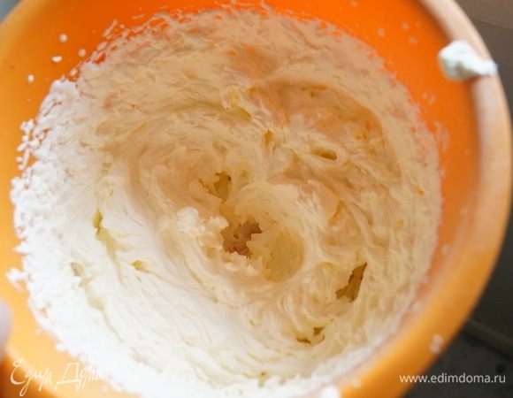 Сливки взбить в пышную устойчивую массу.