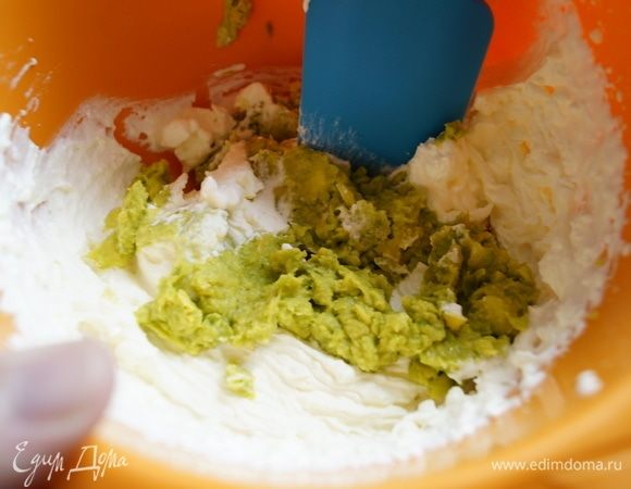 К оставшимся сливкам добавить хорошо измельченный авокадо, чуть-чуть посолить и перемешать.