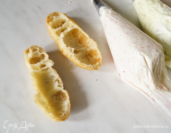 Готовые эклеры остудить и разрезать вдоль пополам. 