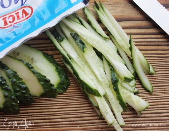 Нарезаем соломкой огурцы.