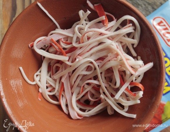 Руками расслаиваем крабовые палочки ТМ VICI на волокна.