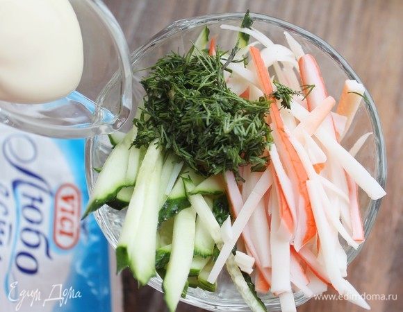 Соединяем все компоненты, добавляем майонез и соль по вкусу, перемешиваем.