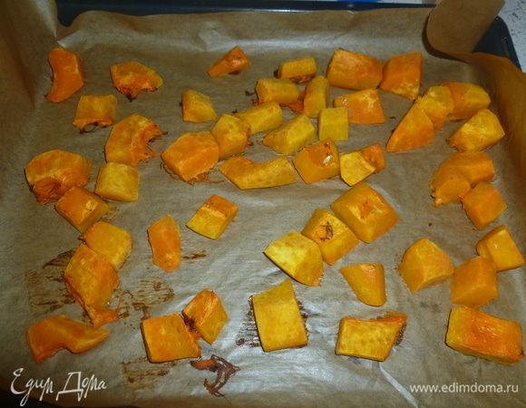 Тыкву нарезать крупными кубиками, сложить на противень, застеленный пергаментом. Запечь в духовке 190°C до мягкости. Может понадобиться от 20 до 40 минут (в зависимости от сорта тыквы и размеров кусочков).