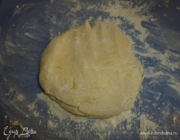 Тесто обмять руками, скатать в шар и немного сплющить. Обернуть пленкой и убрать в холодильник на 30-60 минут. 
