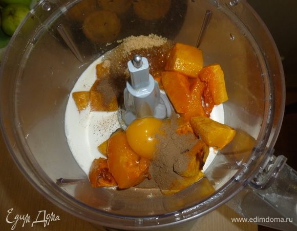 В комбайн сложить тыкву, яйца, сахар, кленовый сироп, специи. Взбить.
