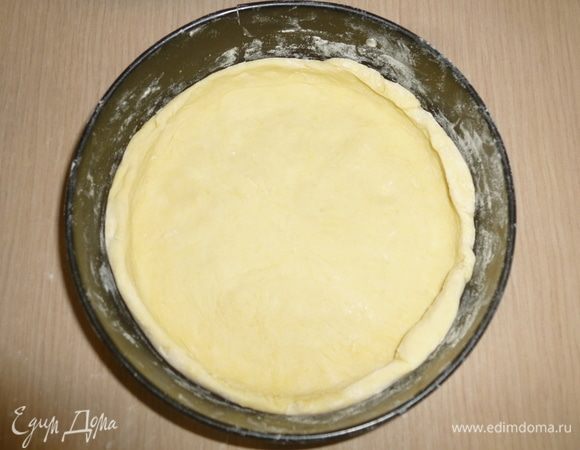 Тесто раскатать в круг. Выложить в форму для запекания (диаметр 20-24 см), сформировать бортики и убрать в холодильник на 15 минут. Духовку разогреть до 200°C. Тесто наколоть вилкой. Форму с тестом поставить в духовку на 10 минут. Сбавить температуру до 190°C. Готовить еще 5 минут.