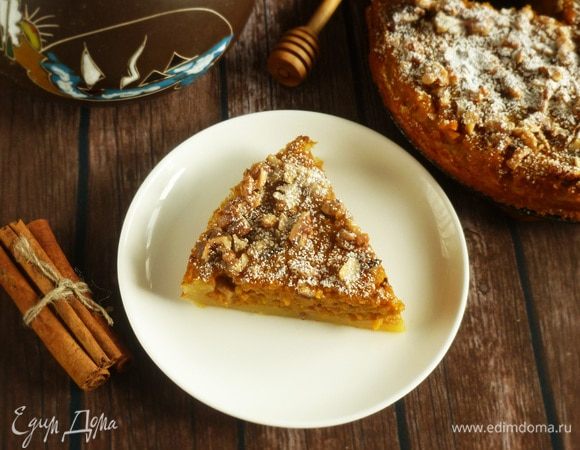 Орехи подсушить в духовке или на сухой сковороде, порубить ножом.
Достать пирог, остудить. Полить кленовым сиропом, посыпать рублеными орехами и сахарной пудрой ТМ HAAS. Приятного аппетита! 