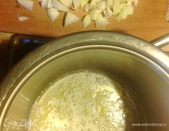 Ставим на огонь кастрюлю с толстым дном, в которой и будем варить суп. Наливаем оливковое масло и в нем распускаем сливочное.