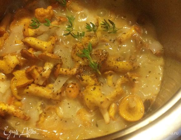 Томим нарезанный лук на небольшом огне до прозрачности и добавляем лисички. Солим, перчим, бросаем веточку тимьяна и щепотку орегано. Перемешиваем. Тушим 8-10 минут.