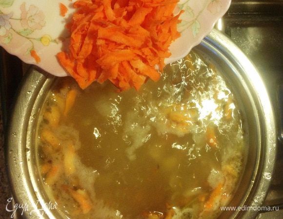 Залить в кастрюлю горячий бульон или воду 1,5-2,0 литра. Обычно я замораживаю воду, оставшуюся после варки цветной капусты/брокколи/спаржевой фасоли (несоленый бульон), и потом использую как основу для супов.
После закипания закидываем картофель, кипятим 5 минут и добавляем морковь. Оставить огонь чуть меньше среднего. Варить 10-12 минут. Потом добавляем чеснок.