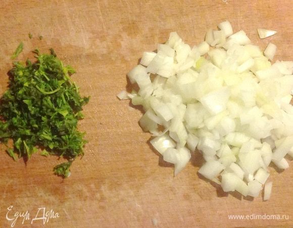 Быстро и мелко нарезаем отложенную половинку луковицы. Рубим зелень.