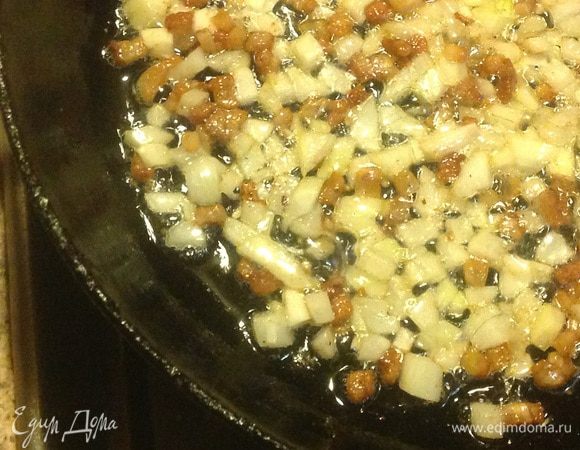 Когда сало станет темно-золотистым, добавляем к нему лук. Не забываем периодически помешивать.