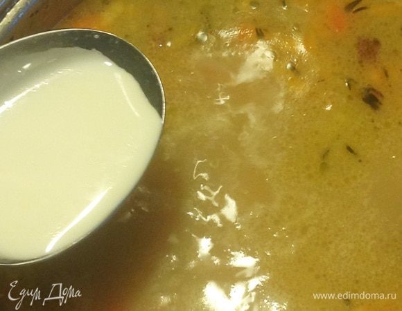Суп почти готов. Осталось влить две столовые ложки сливок и прокипятить на медленном огне несколько минут.