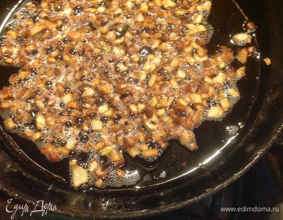 Когда сало с лучком станут такого цвета как здесь на фото — огонь выключаем. Не даем остывать салу в сковороде, сразу же достаем его ложкой, сливая до последней капли жир. 