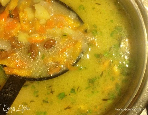 Что ж, если все делать быстро и пошагово, то суп готов за несколько минут до окончания приготовления зажарки. 
Обычно я делаю суп на полтора литра воды/бульона и он получается довольно густоватый, вот как на фото. Если же предпочитаете редкие супы, готовьте с двумя литрами воды. 