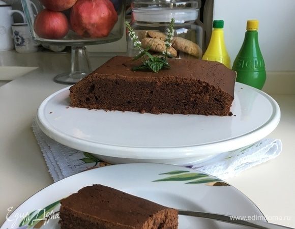 Можно посыпать немного сахарной пудрой или полить шоколадной глазурью, подавать с мороженым или взбитыми сливками. Но лучше всего этот насыщенный шоколадный вкус сочетается с чашечкой кофе.