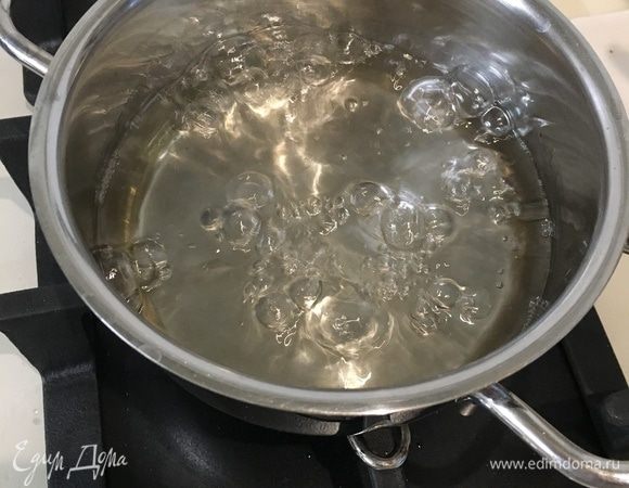 Сироп для пропитки бисквита лучше приготовить заранее, он должен полностью остыть. Сахар залить кипятком и подогреть на маленьком огне до полного растворения сахара. В остывший сироп добавить 1 ст. л. крепкого алкоголя (коньяк, ром, лимончелло).