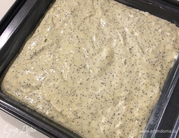 Выложить тесто в приготовленную форму, выровнить поверхность. Выпекать 25-30 минут. Проверить готовность спичкой или зубочисткой — она должна быть сухая. Оставить бисквит остыть и выстояться на 8-10 часов. Т.е. торт лучше начать готовить накануне праздника.