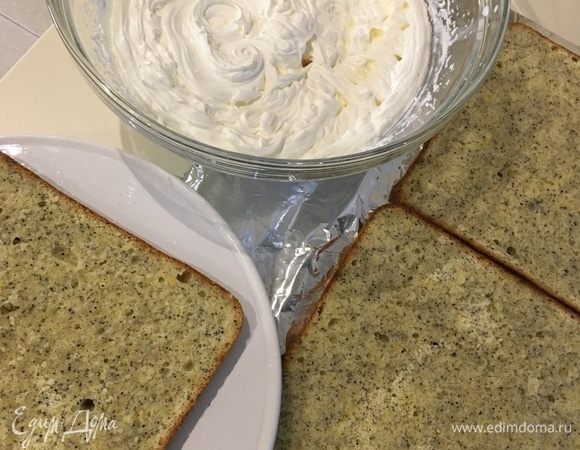 Для крема взбить сливки с сахарной пудрой. Бисквит разрезать на три части. Пропитать каждую часть сиропом. Мысленно разделите крем на 4 части.  Выложить первый корж на блюдо и смазать одной частью крема. Сверху положить второй корж и чуть придавить. Намазать корж малиновым джемом (у меня была свежая малина протертая с сахаром). Намазать второй корж второй частью крема и вдавить в крем половину ягод малины (предварительно отложив ягоды для украшения). Положить сверху третий корж и тоже смазать его кремом. Оставшаяся четвертая часть пойдет на бока торта. Торт украсить малиной или другими ягодами на ваш вкус. Поставить торт в холодильник до подачи.