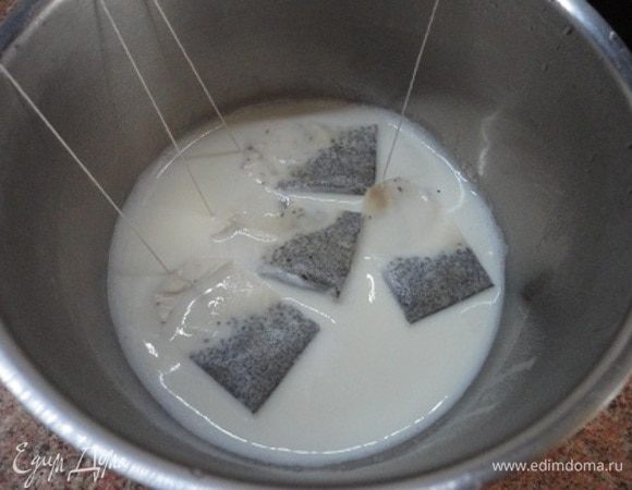 Доведите молоко до кипения, поместите 4 пакетика чая с бергамотом, накройте и оставьте настаиваться 40 минут. Затем пакетики отожмите и удалите из молока.