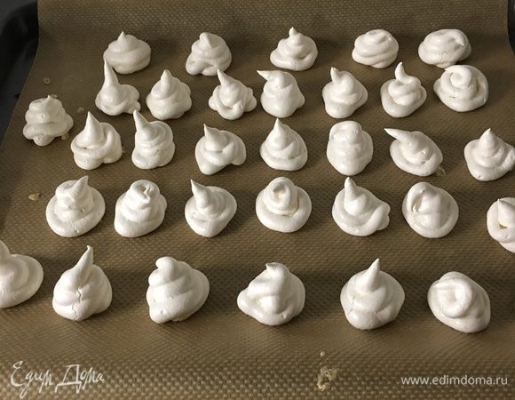 В качестве дополнительного украшения я использовала меренги. Их очень просто готовить! Взбить 1 белок в течение 2 минут до крепкой пены, всыпать сахар и взбивать еще пару минут. На противень положить пекарскую бумагу и сформировать меренги чайной ложкой или отсадить из кондитерского пакета. Выпекать  1час 20 минут на 100°С.