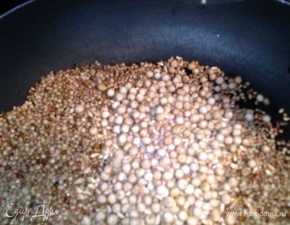 В глубокую раскаленную сковороду насыпаем чечевицу, нут и полбу, постоянно помешивая, поджариваем до золотисто-коричневого цвета, примерно 12–15 минут.