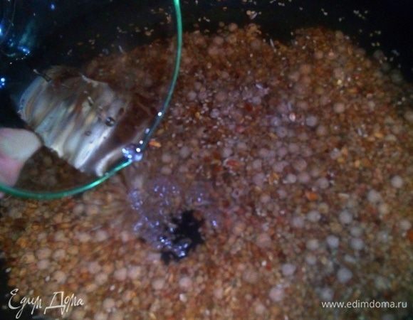 Вливаем воду, накрываем крышкой, и оставляем вариться на среднем огне на 20 минут, периодически помешивая.