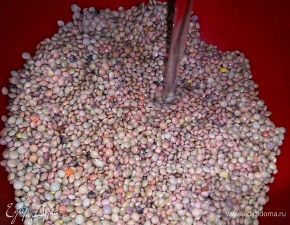 Промыть бобовые и крупы под проточной водой.