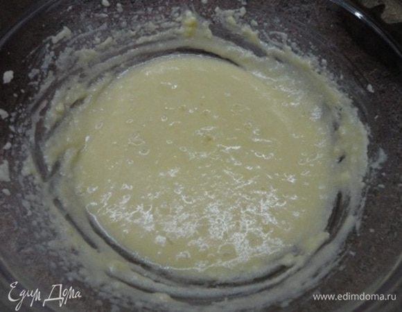 Мягкое сливочное масло взбейте с сахаром до пышной белой массы. Продолжая взбивать, добавьте по одному яйца.