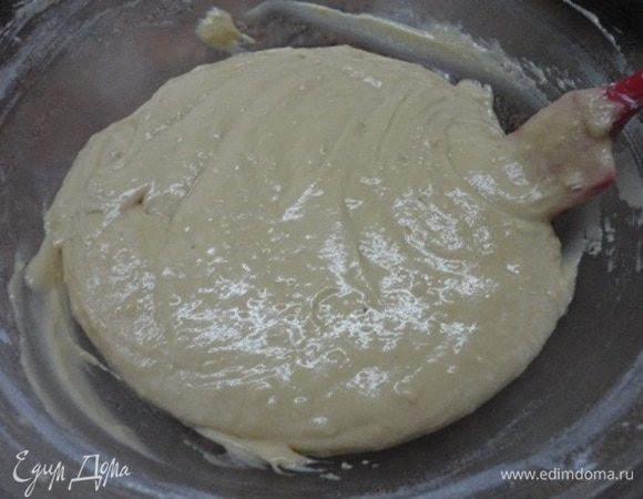 Муку с разрыхлителем и щепоткой соли просейте и добавьте к яично-масляной смеси вначале половину муки и половину настоянного на молоке чая, хорошо перемешайте и добавьте оставшиеся чай и муку. Еще раз перемешайте. Можно выпекать в одной форме объемом 1 л, 8-ми средних формочках или, как я, в двух формочках. Выпекайте в разогретой до 180°С духовке от 25 до 35 минут, в зависимости от размера формы. В готовности убедитесь с помощью деревянной зубочистки.