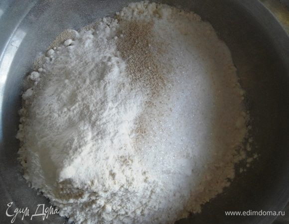 Приготовим тесто для булочек. В миске смешать оба вида муки, соль, сахар, дрожжи, разрыхлитель.