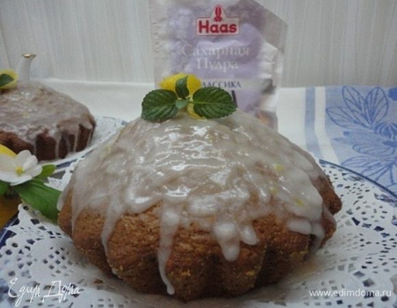 Полейте глазурью остывшие кексы.