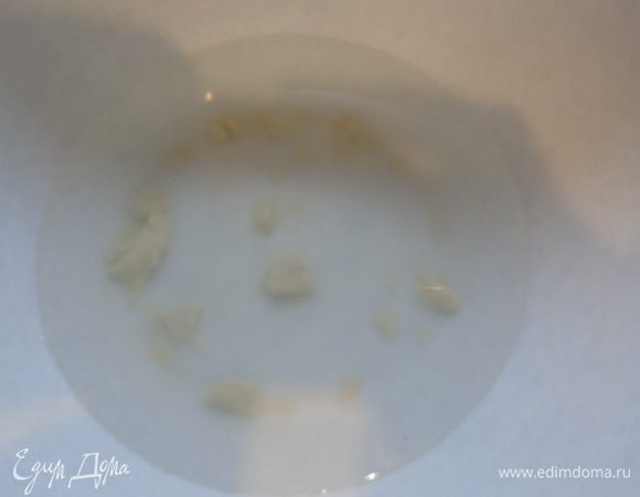 В теплой воде растворите дрожжи.