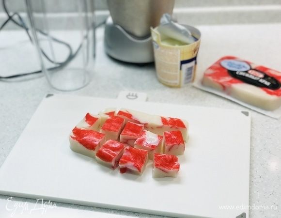 Крабовое мясо ТМ «Vici» нарезаем на квадратные кусочки.