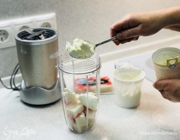 Вкладываем крабовое мясо в блендер и добавляем 2 ст. л. творожного сыра.